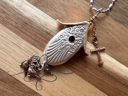 🔥⏰✨The 1951 "Magnolia" Birdhouse Necklace