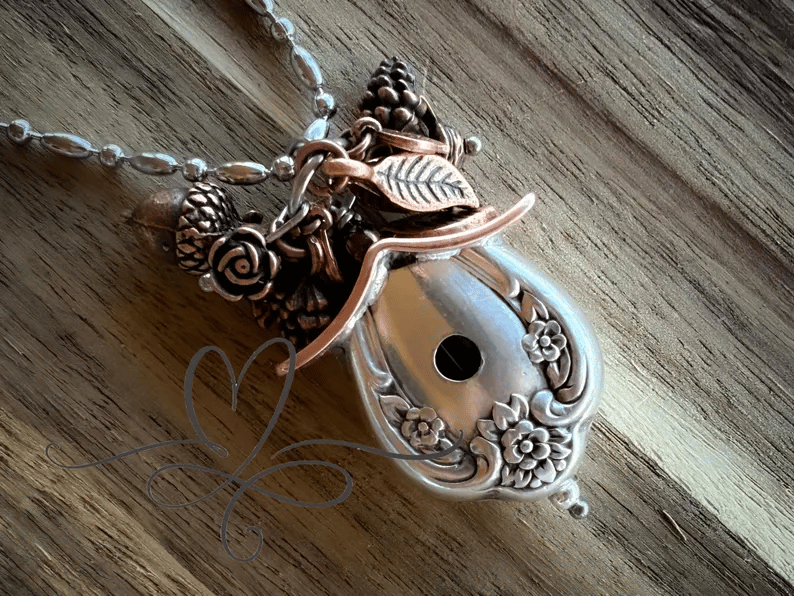 🔥⏰✨The 1951 "Magnolia" Birdhouse Necklace